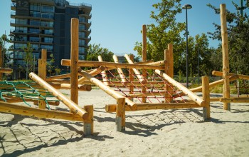 Inmersos en la naturaleza: Los beneficios de los parques infantiles de madera