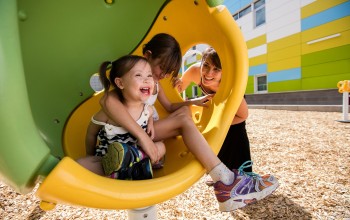 5 tips para cuidar a los niños en plazas y parques durante el verano
