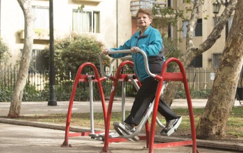 Beneficios de la actividad física en plazas y parques para adultos mayores